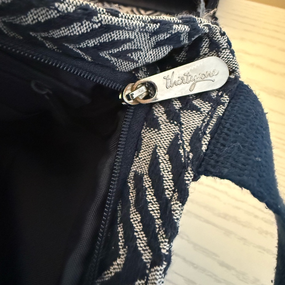 Thirty-One Blue and White Patterned Women Cross body